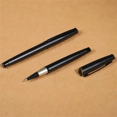 কালো ধাতব কলম